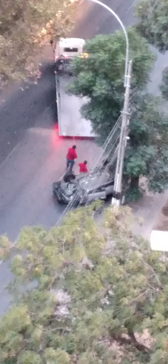 manuelbadillavi's tweet photo. Auto volcado en Avda. Balmaceda frente parque de los reyes https://t.co/bOcGDpYSrB