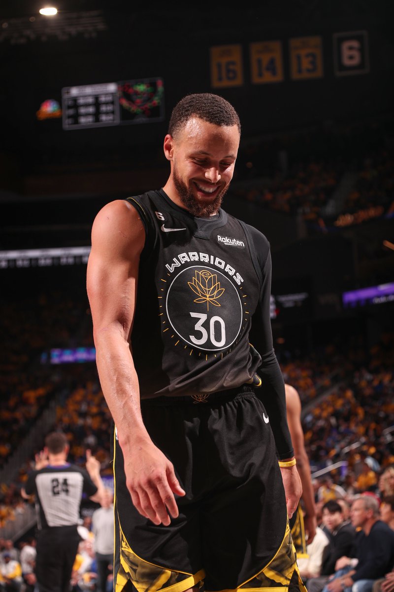NBALatam's tweet photo. It's Friday, I'm in love 🎶🎵 https://t.co/ROU5UdL3Os