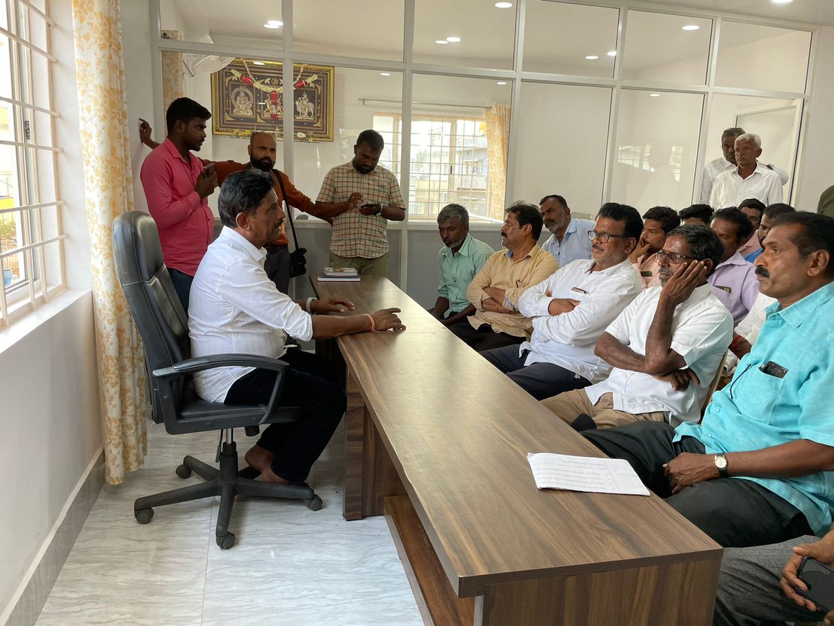 MTKrishneGowda's tweet photo. ಅರಕಲಗೂಡು ವಿಧಾನಸಭಾ ಕ್ಷೇತ್ರದ ಚುನಾವಣೆಯ ಹಿನ್ನೆಲೆಯಲ್ಲಿ ರಾಮನಾಥಪುರದಲ್ಲಿಂದು ಪ್ರಮುಖ ನಾಯಕರು, ಹಿರಿಯ ಮುಖಂಡರು, ಬೆಂಬಲಿಗರು ಹಾಗೂ ಕಾರ್ಯಕರ್ತರ ಜೊತೆ  ಸಮಾಲೋಚನೆ ನಡೆಸಲಾಯಿತು.

#mtkrishnegowda #arakalagudu #KarnatakaElection2023 https://t.co/lwkoHeulay