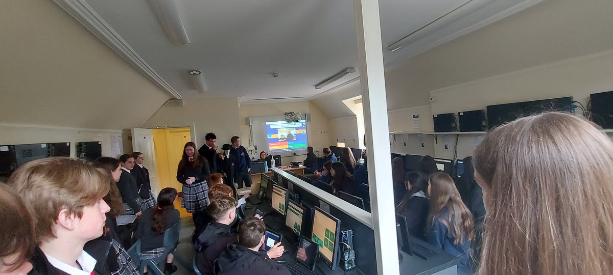 YSIMSG22's tweet photo. Ag déanamh Kahoot le blian a dó.
Doing a Kahoot with the 2nd years

#ysiweek https://t.co/Ne9Umbnsf6