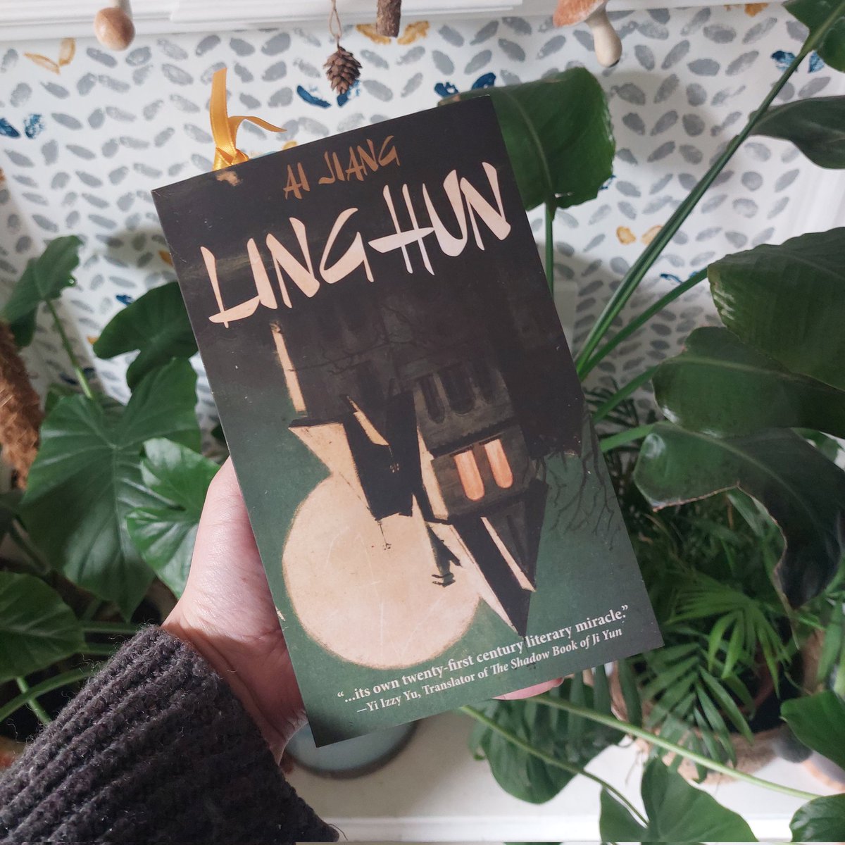 writerlynds's tweet photo. Well, that's my weekend reading sorted! A beautiful @binding_broken edition of #LookingGlassSound by @Catrionaward and @AiJiang_'s #Linghun from @dark_matter_ink! 🖤🌟 https://t.co/TKwQtVlnVo
