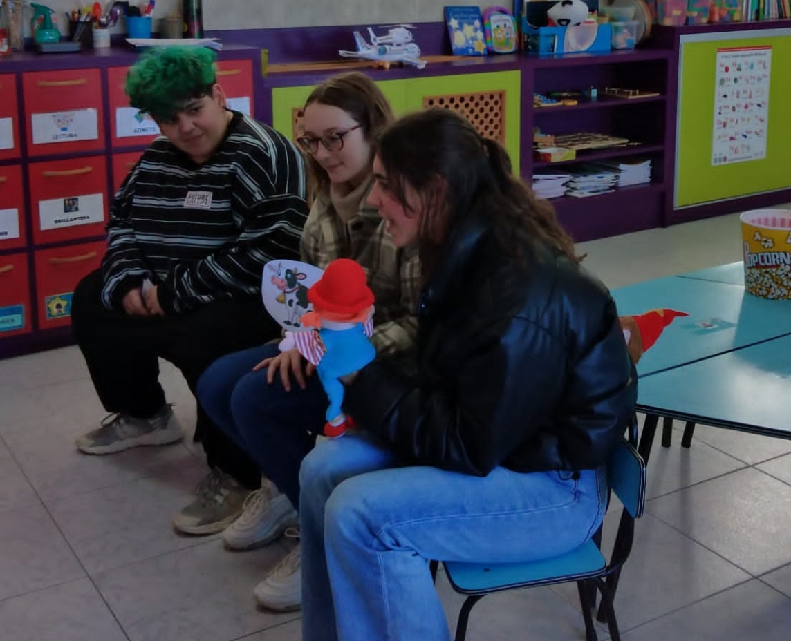 PromSocial_ongd's tweet photo. Los contenidos fueron adaptados a los más pequeños; como ejemplo, a través de una sesión de títeres sobre la “historia de Pepe”, en la que se mostraban costumbres y tradiciones gallegas, se les concienció sobre la necesidad de reciclar, reutilizar y sobre la sostenibilidad. https://t.co/MiB5UJNDwB