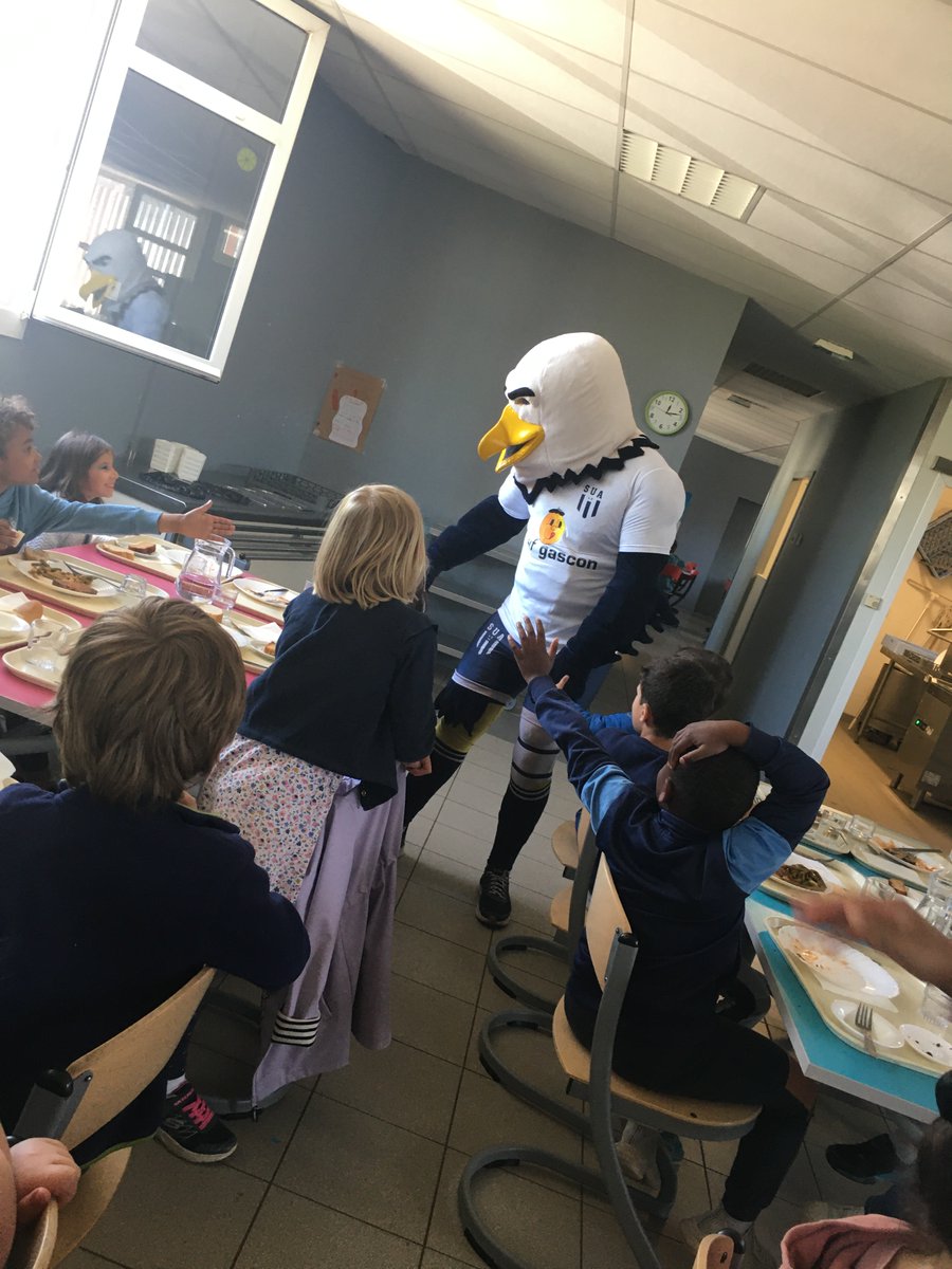 villeagen's tweet photo. #Agen Aujourd'hui « La Matole » est venu prendre des forces auprès des enfants de l'ALSH Les Iles en vue de la rencontre SUA / Nevers du jeudi 27 avril. Tous derrière le @agen_rugby ! En route vers les phases finales ! #prodD2 #rugby https://t.co/qotHNdw2Nc