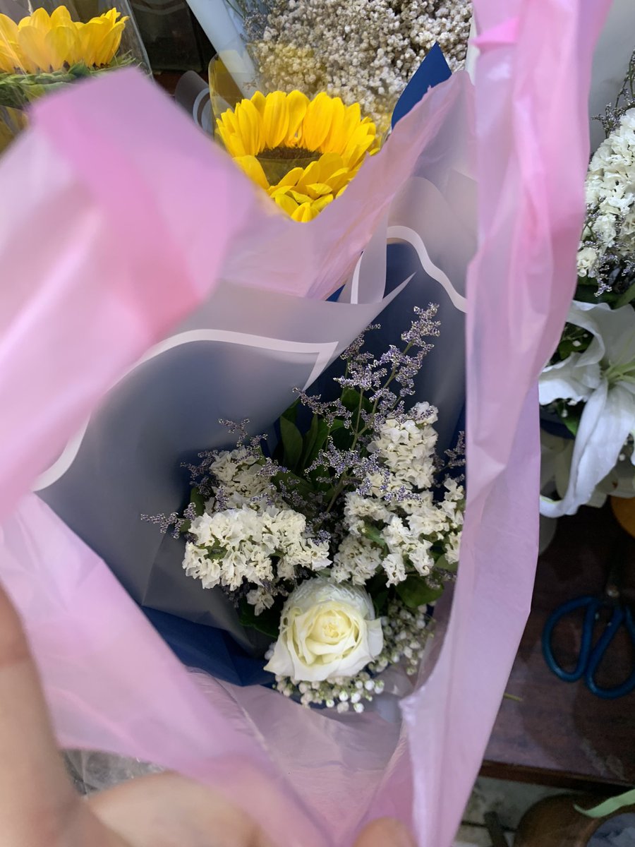 TSGuitar15's tweet photo. เราไปซื้อดอกไม้มาเรียยร้อยแล้วนะคะขอบคุณทุกคนอีกครั้งเลยค่ะ🙇‍♀️
พน.จะมาลงรูปอีกครั้งค่ะ🥺
@MtbbBozhan
@pi_pimmada
@ik_jjbt
@yiyiiyiy6
@koreaboyth_2008
@jelatinhuhu
@naxiepeach
@StamppTt https://t.co/NhMzkZ1WwR