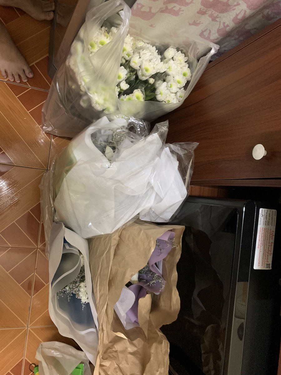 TSGuitar15's tweet photo. เราไปซื้อดอกไม้มาเรียยร้อยแล้วนะคะขอบคุณทุกคนอีกครั้งเลยค่ะ🙇‍♀️
พน.จะมาลงรูปอีกครั้งค่ะ🥺
@MtbbBozhan
@pi_pimmada
@ik_jjbt
@yiyiiyiy6
@koreaboyth_2008
@jelatinhuhu
@naxiepeach
@StamppTt https://t.co/NhMzkZ1WwR