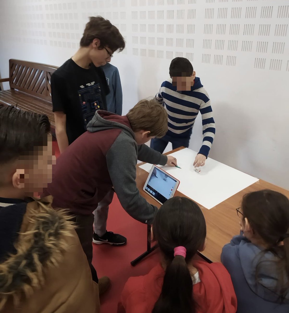 RosaCollege's tweet photo. Matinée d’échange inter-degré. Avec une liaison école/collège dans le cadre d’un projet avec la @MaisonDoisneau &amp; le @LavoirNumerique de la ville de Gentilly. Pratiquer les arts plastiques. Mais surtout
penser à une « Transmission » des apprentissages entre les élèves. https://t.co/ntZNBwA0oy