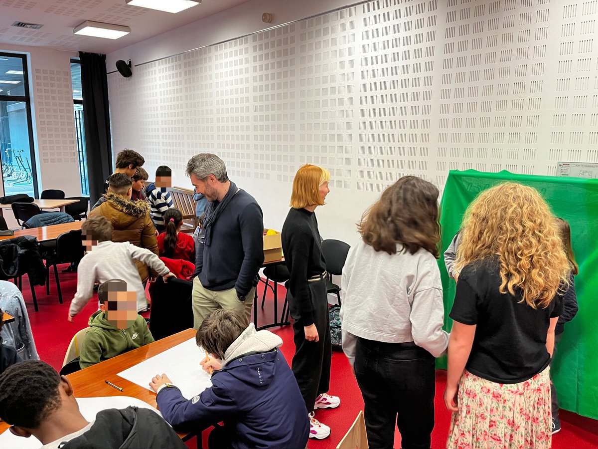 RosaCollege's tweet photo. Matinée d’échange inter-degré. Avec une liaison école/collège dans le cadre d’un projet avec la @MaisonDoisneau &amp; le @LavoirNumerique de la ville de Gentilly. Pratiquer les arts plastiques. Mais surtout
penser à une « Transmission » des apprentissages entre les élèves. https://t.co/ntZNBwA0oy
