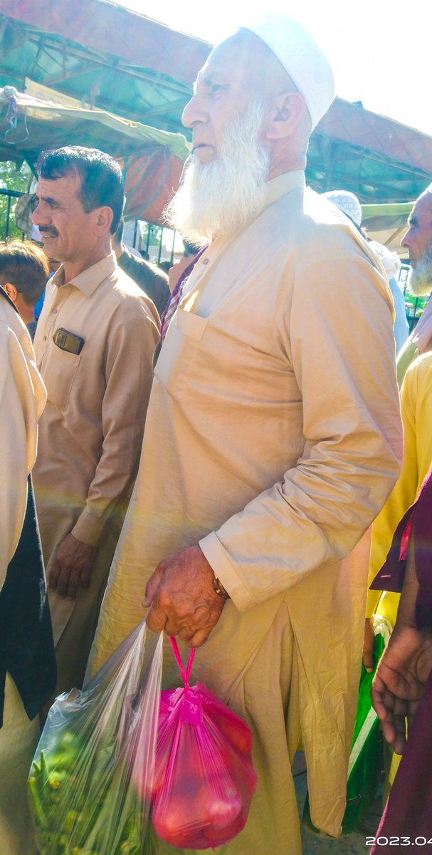 آج تو مارکیٹ میں بہت  رش تھا ۔ بہت بابے نکلیں تھیں۔ کوئ آگے سے ٹچ کررہا ہے تو کوئ پیچھے سے  تصویر میں بابا جی دیکھ پھٹان بہت خوبصورت ہوتے ہیں