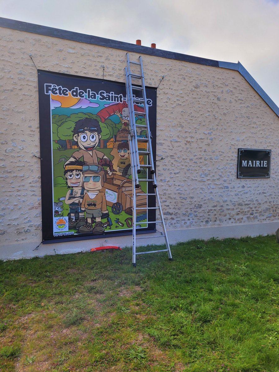 Vengeurdemasque's tweet photo. Spectacles musicaux mais pas que! :) Aujourd'hui c'était la pose de la méga grande bâche dessinée par Benji sur la façade de la mairie de Boigny/Bionne pour la Savonnade,  descente artistique de caisses à savon que notre structure co-organise :) ✌️ https://t.co/v3SiT0kzzH