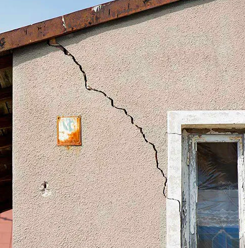 PFRfoundation's tweet photo. 🙋‍♂️🙋‍♀️ You guessed it, DFW is one of the country's metro areas with the most foundation issues, at #3. Just behind Sherman and San Antonio. Smart DFW homeowners keep an eye on their foundations and call for a #FREEinspection #FREEappraisal at the first sign of trouble. https://t.co/xlWgMMA7QV