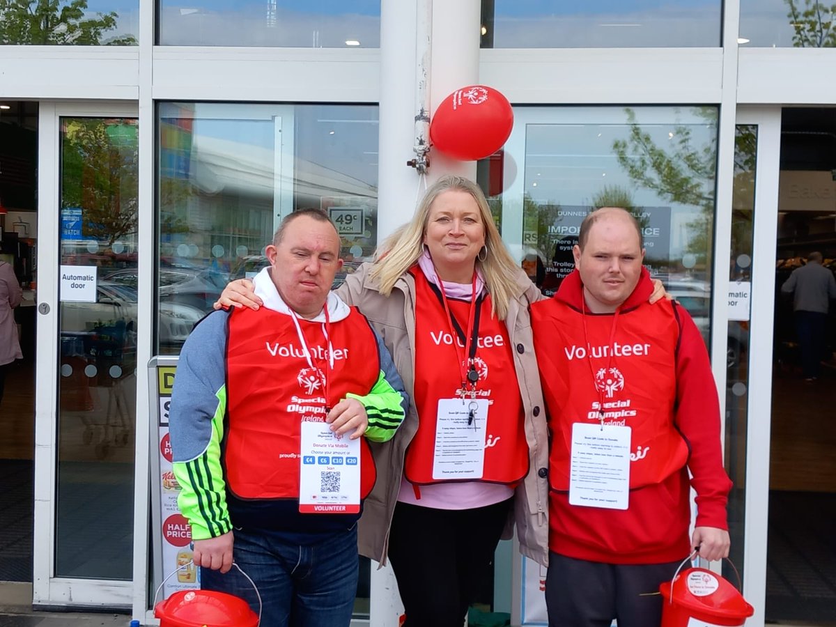 Thanks to the crew from Delta Centre Carlow for their help today in Graigecullen! Pictured are Athletes Killian and Josh with Deirdre from the centre! 

If you cant make it into town today, you can donate online using the link below 📲
ie.taptodonate.co/tag/donate/TES…