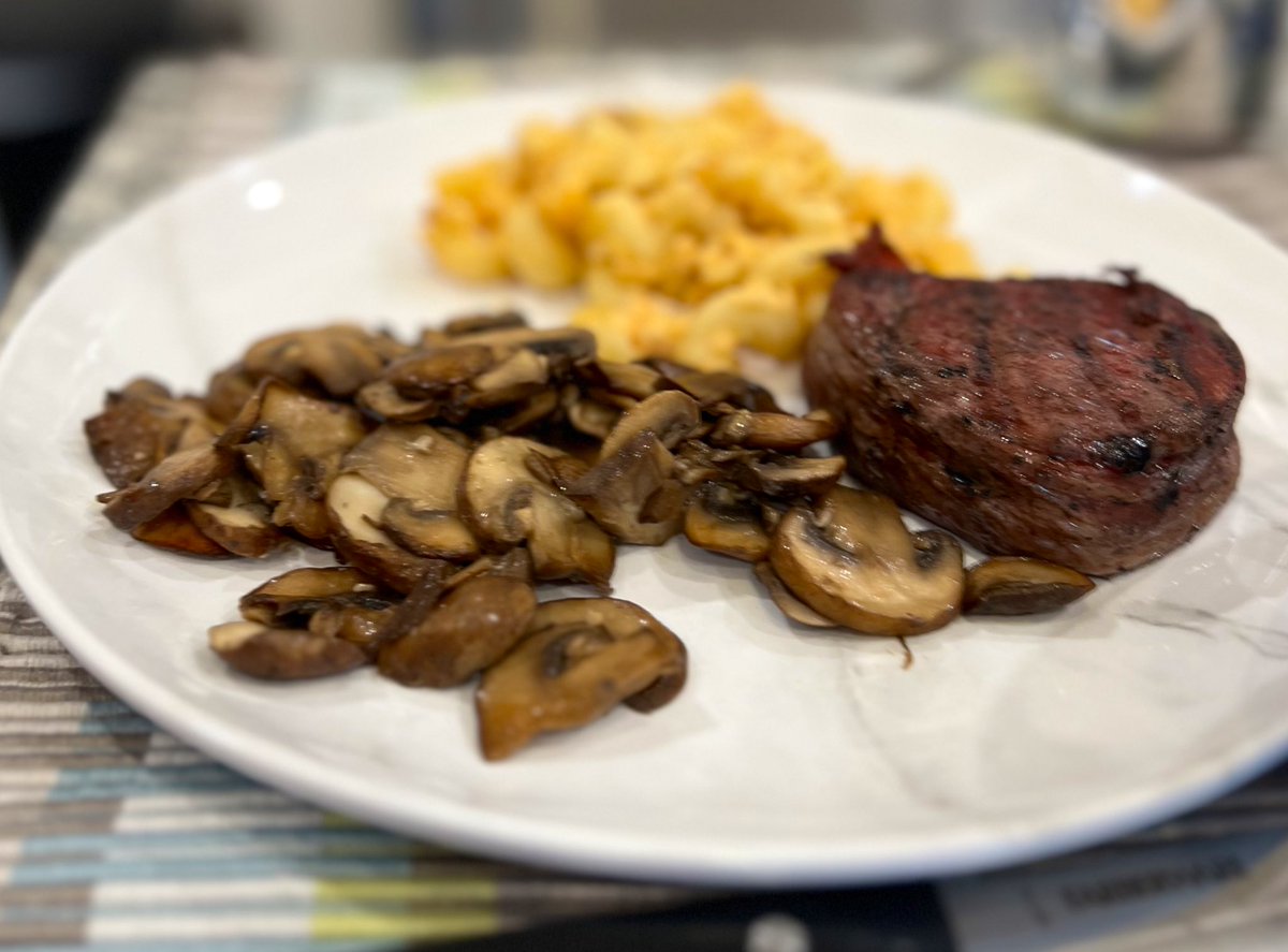 panthergirlrx's tweet photo. It’s been awhile since I’ve taken the time to prepare an amazing meal. Last nights feast was Bacon-Wrapped File Mignon, Lobster Mac & Cheese, Sautéed Mushrooms and a Spring Salad. #ChefJenni👩🏼🍳#SoberChef #SoberPosse #SoberPharmacist👩🏼⚕️#ODAAT #LifeAfterDivorce #RecoveryPosse https://t.co/55CuLWUXFv