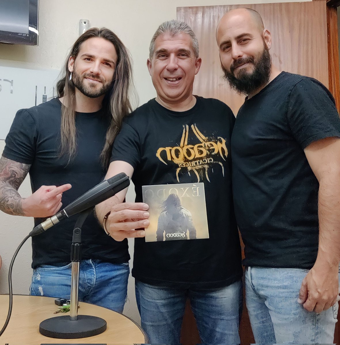 AndyMrOficial's tweet photo. Por aquí os dejo el podcast de la entrevista de ayer junto a Jose Andres Rebollo para #TurboRock en la cuál charlamos largo y tendido sobre #Éxodo, el nuevo álbum de @OficialHeadon, y desgranamos toda nuestra actualidad. Sorteo de CD y muchas risas!

https://t.co/Z6m0d8S0aK https://t.co/hszPyB0zTv
