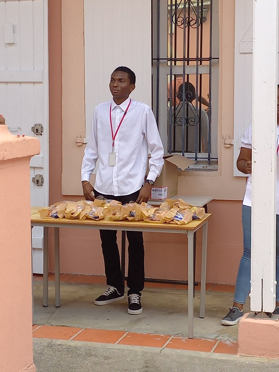 Distribution de collation pour les élèves de collèges visitant l'établissement ce jour.