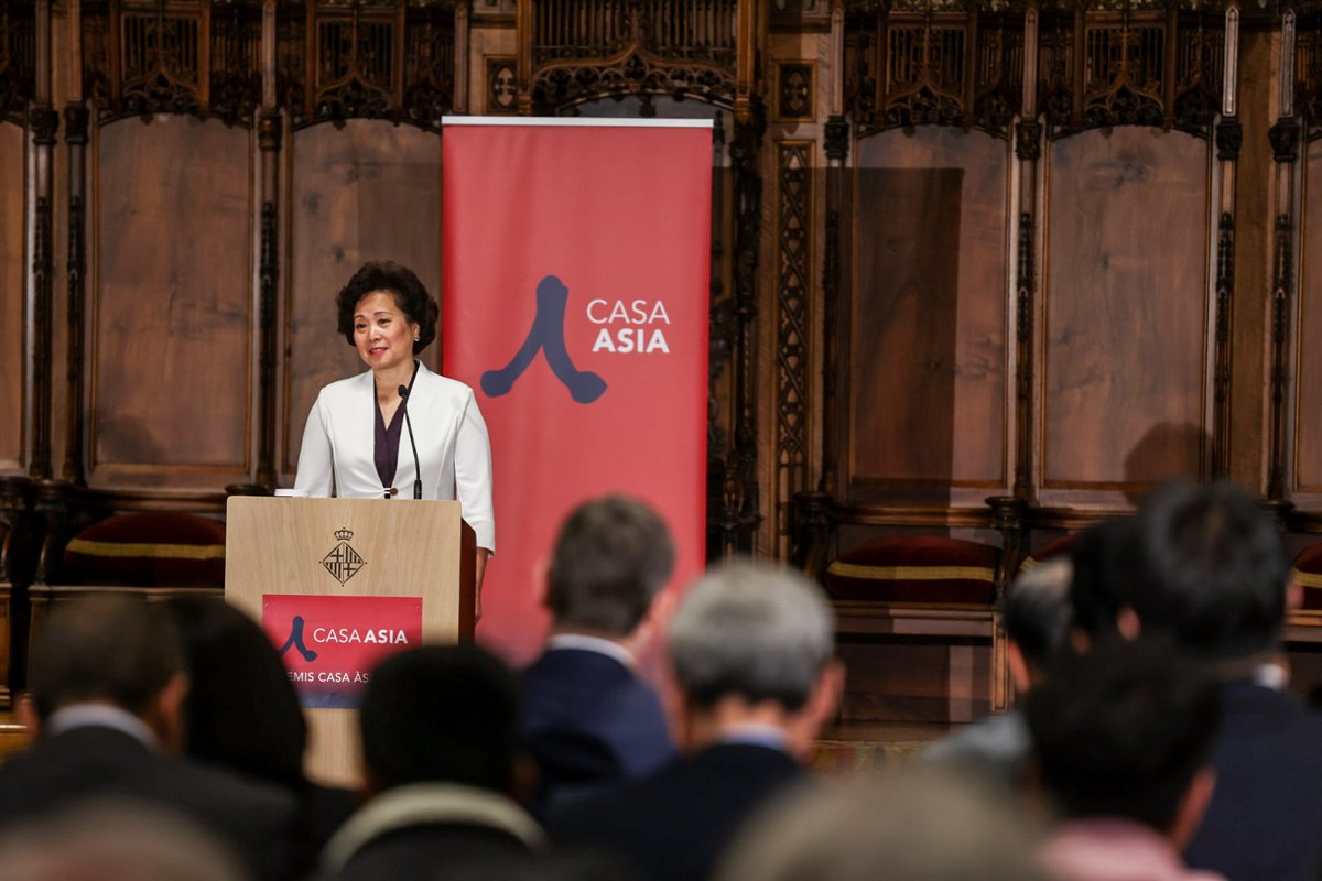A continuación se entrega el #PremioCasaAsia en la categoría de Economía y Empresa a Margaret Chen (<a href="/MHCSpain/">M Chen</a>) por su contribución al acercamiento entre #China y España en el ámbito de la #innovación empresarial, especialmente en el sector de las telecomunicaciones y las startups