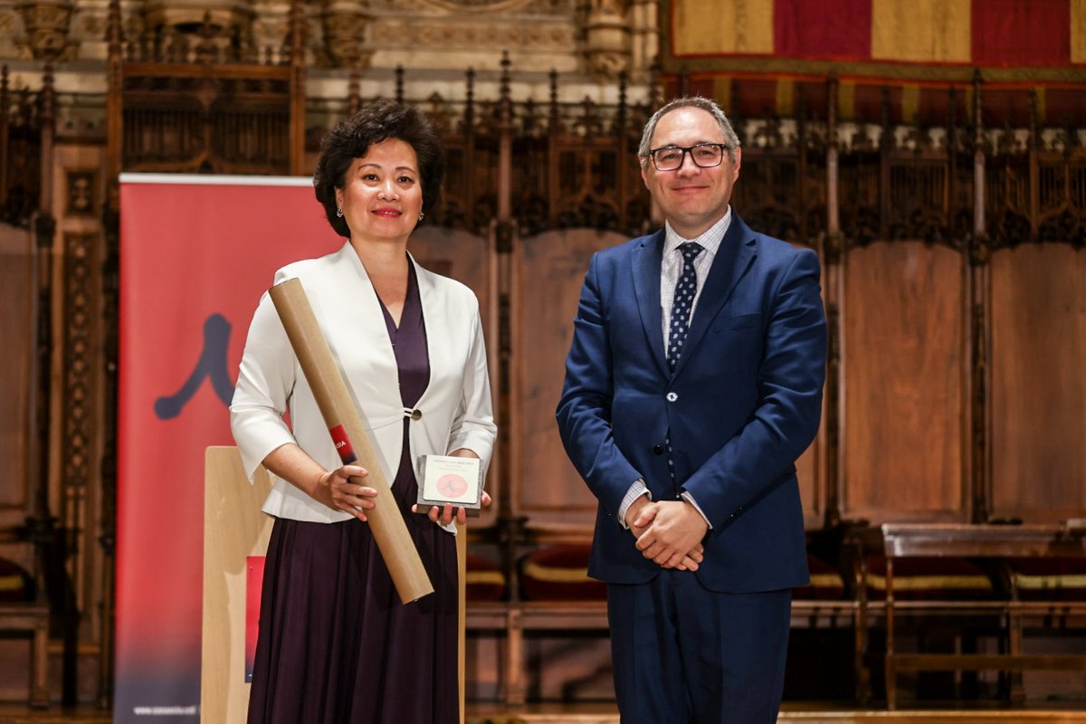 CasaAsia's tweet photo. A continuación se entrega el #PremioCasaAsia en la categoría de Economía y Empresa a Margaret Chen (@MHCSpain) por su contribución al acercamiento entre #China y España en el ámbito de la #innovación empresarial, especialmente en el sector de las telecomunicaciones y las startups https://t.co/wV7gublBOj