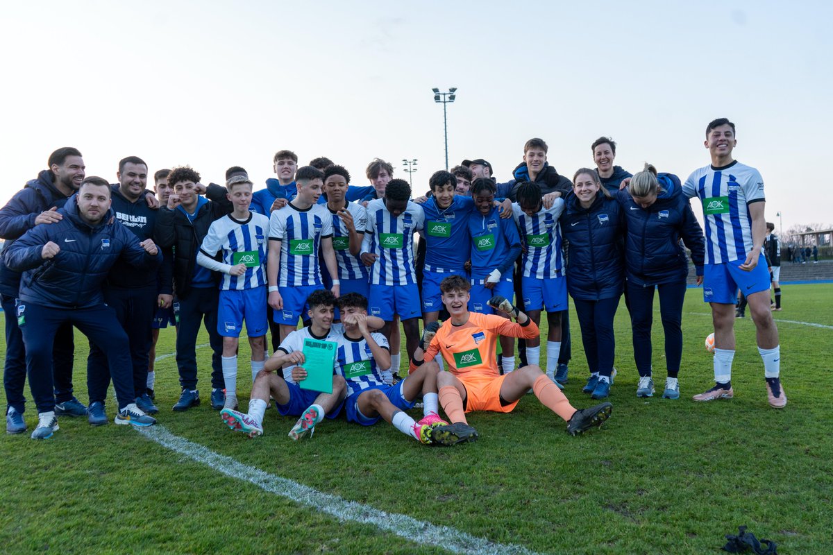 HerthaBubis's tweet photo. Unsere #BSCU15 steht im Finale des Nike Youth Cup! Die Elf von Rejhan #Hasanović setzte sich am Donnerstagabend mit 4:0 (2:0) gegen @TennisBorussia durch! 👏 Wer die Tore erzielte & gegen wen es nun im Endspiel geht, lest ihr hier: https://t.co/G2ddeRbJW3 ⬅️
#BSCTEB #HaHoHe https://t.co/QsGqMDuJtL