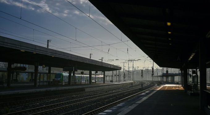 Rail Traffic To A Halt In Germany After Strike

Click and read more:
britishherald.com/2023/04/21/rai…

#Germany  #NewsUpdate #GermanyRailStrike #deutschebahn #salaryincrease #InflationConcerns