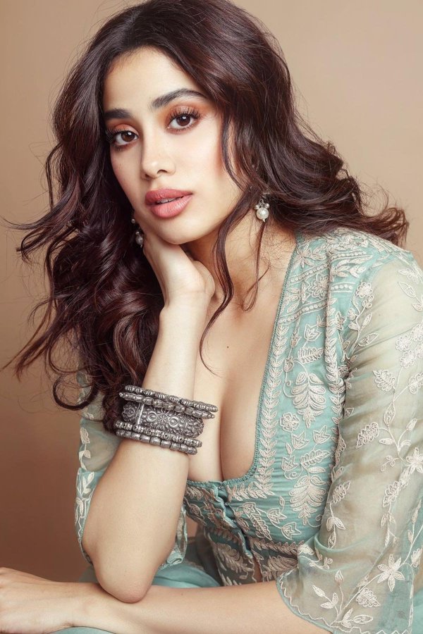 FuPIWPqaIAAf_mO?format=jpg&name=900x900