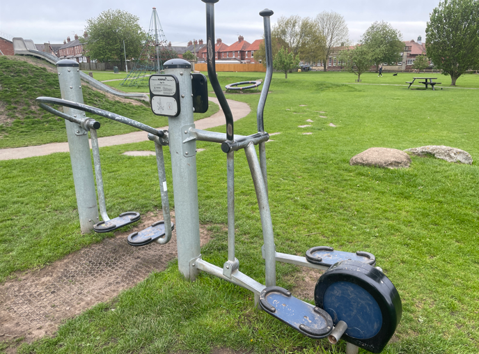move_map's tweet photo. This week's #FridayFitness features Applegarth Park in #Northallerton
A small set of equipment perfect for a quick workout in the park 💪🏻
Out for a run or walk, why not mix in an extra element for all round fitness?
#FridayFeeling
Check out our #MoveMap for more places! https://t.co/rdDyo3MtNR