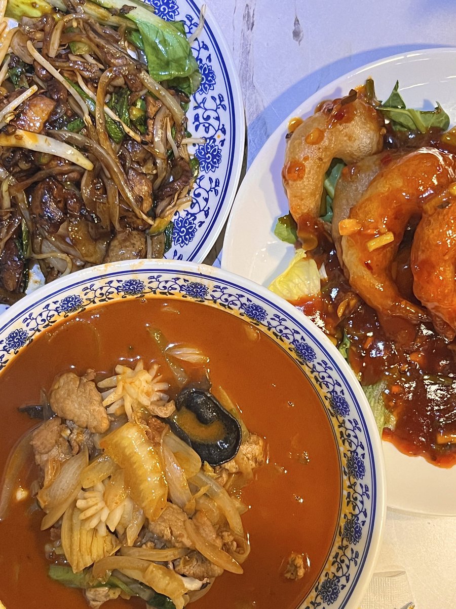 strwbryella's tweet photo. 🥡 망원 강동원

ㅈㄴ맛잇음 걍... 그릇에 코박고 먹음
흑후추덮밥 < 진짜 너무 마싯어...
칠리새우 튀김이 진짜 어어어엄청 바삭하고
고기짬뽕 국물이... 엄청 찐함 너무 마싯어....
또 갈거임 진짜로 https://t.co/p2j3P47oXB