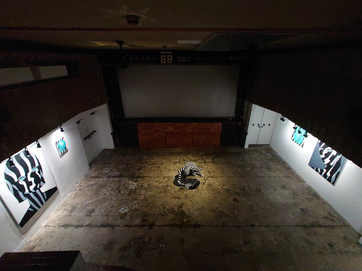 tonosan02's tweet photo. ■松山しげき「ナルキッソスは水面を見続ける」
■2023.4.8〜4.23
■元映画館
作品と会場がマッチし過ぎている、特に彫刻はここの展示以外はないと思う位に素晴らしい。新たな作品展開もあり。ここでお酒飲めたら間違いなく幸せ!
#shigekimatsuyama #artsticker #thechainmuseum https://t.co/ZNFRXr3fyI