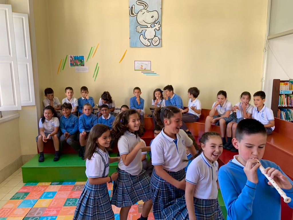 ColeMilagrosaOr's tweet photo. Feliz Día del libro 3° y 4°" La lectura nos abre las puertas del mundo que te atrevas a imaginar"📖🌠
#educacionprimaria #LaMilagrosaOrotava #Mevisur #colegiosHHCC #díadellibro https://t.co/71U3S6UyZz