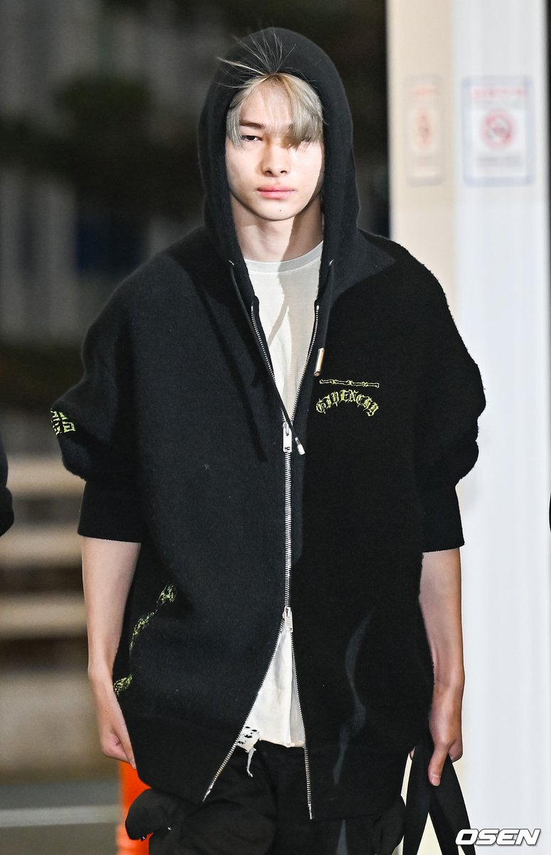 enhypenupdates's tweet image. [AIRPORT] 230421

NI-KI at Incheon Airport on their way to Las Vegas | Press Photo (1)

@ENHYPEN_members @ENHYPEN #ENHYPEN #엔하이픈 #NI_KI #니키