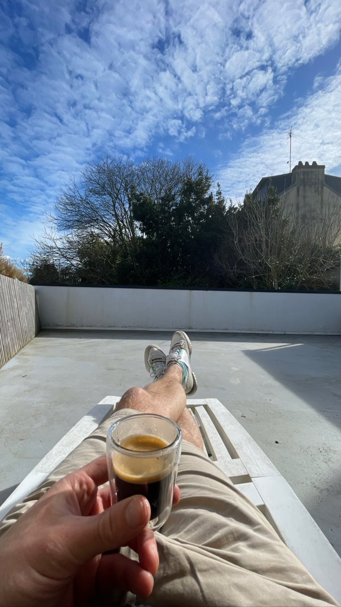JRARTISTE's tweet photo. Posé! 
Au top pour lire vos commentaires 😎👍
Que pensez de la conjoncture actuelle? https://t.co/XMROeFQucA
