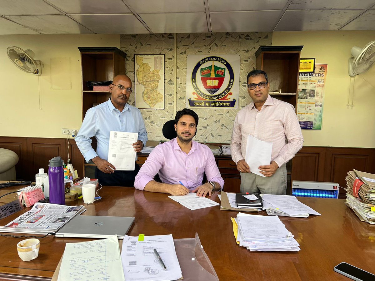 control_indian's tweet photo. IPCA, @dcshahsouth &amp; @river_recycle have signed MoU to remove &amp; treat floating waste material from Shahdara Drain. The MoU was signed b/w Mr Rubal Singh, AC, Shahdara (S) Zone; @ashishipca , Director, IPCA &amp; Mr. Yashwant Deval, Area Director for India &amp; Bangladesh, RiverRecycle. https://t.co/3Clz6iJTi9