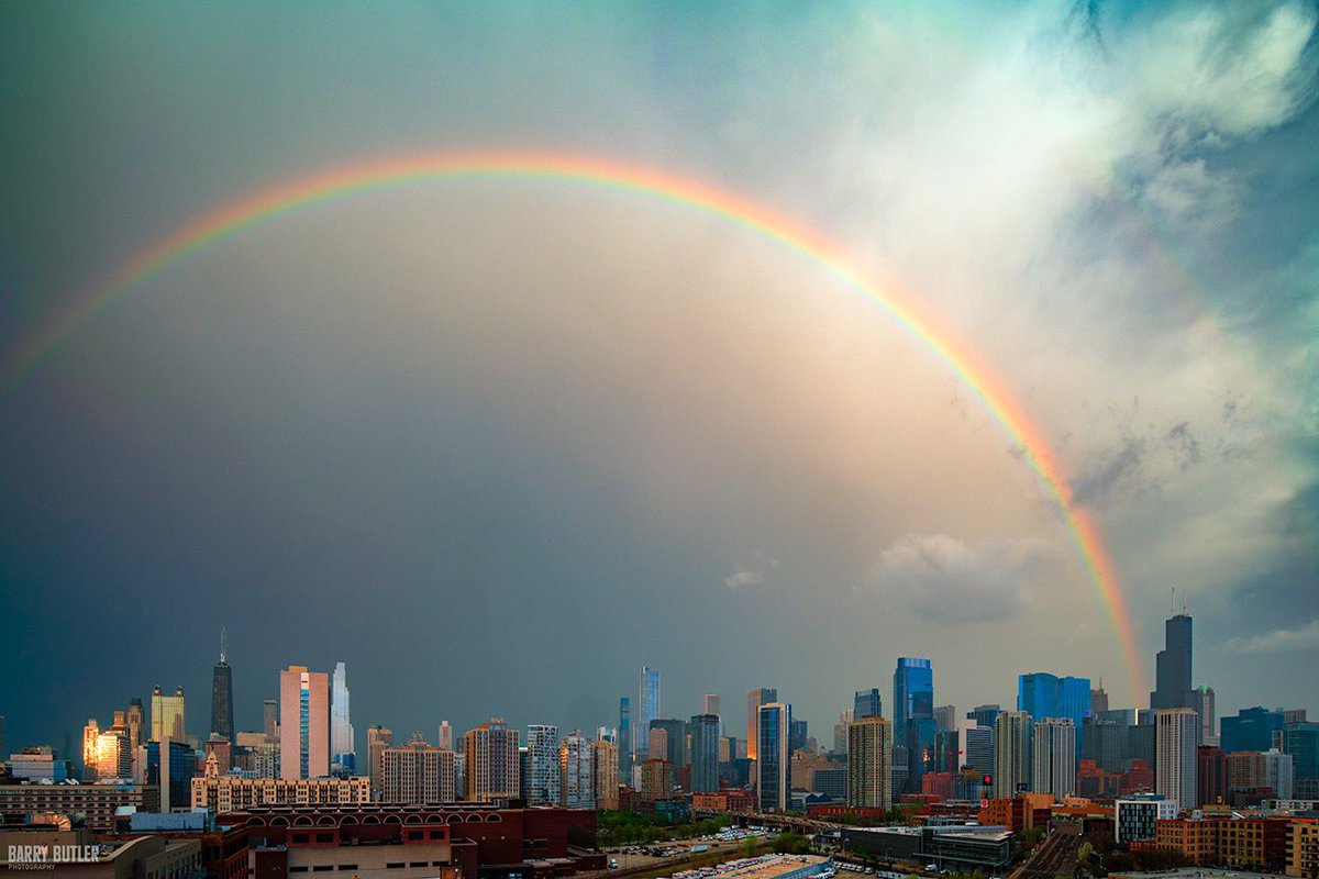 barrybutler9's tweet photo. The pot of gold is somewhere at Jackson and Franklin.  Thursday in Chicago.   #chicago #weather https://t.co/U58BnINEPu