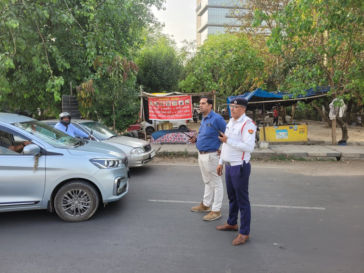 NarharHarshe's tweet image. @TimesNow @AamAadmiParty @pmoIndia #STOPVIPCULTURE in name of VIP this police have stranded Traffic wasting 20 minutes in IIFCO CHOWK GURGAON. why not provide helicopters. Stop Harrasing COMMONMEN