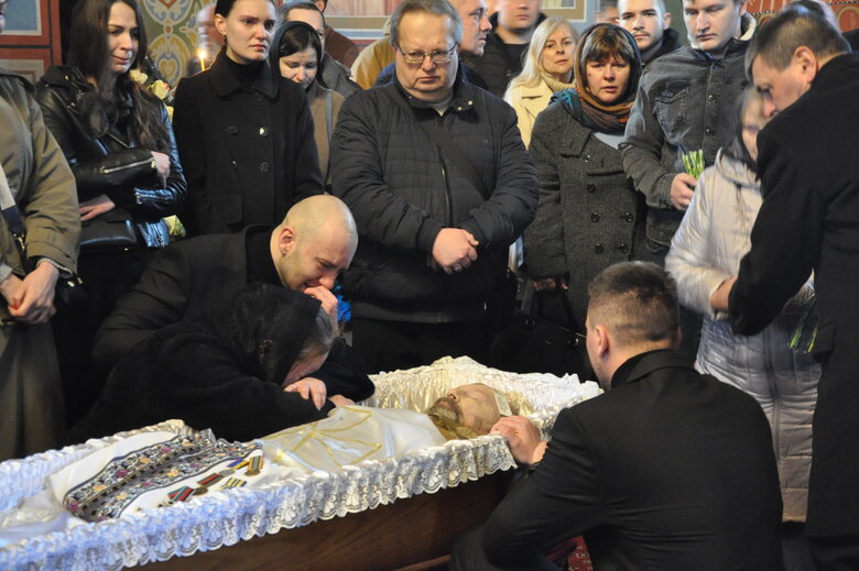 У Михайлівському соборі та на Майдані відбулося прощання із колишнім нардепом Олегом Барною, який загинув, боронячи Україну.