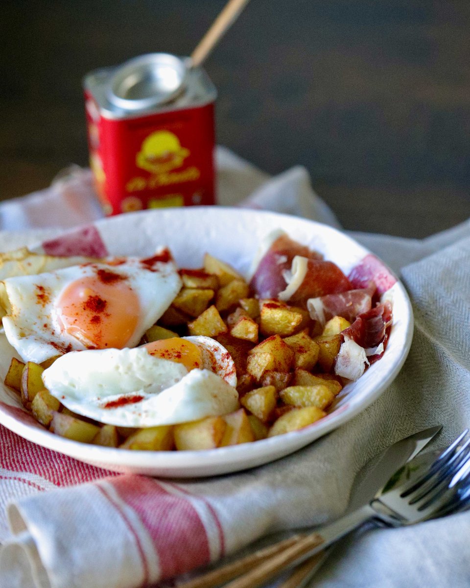 lachinatacom's tweet photo. ¡Sencillo pero #delicioso plato de #HuevosRotos con el espectacular #sabor de nuestro #PimentónAhumado #LaChinata!
-
Simple but #delicious #SpanishDish of eggs with fries, ham and the spectacular #taste of our #SmokedPaprika La Chinata!
#PimentónDeLaVera #SpanishFood #tasty https://t.co/81qlvTpwyC