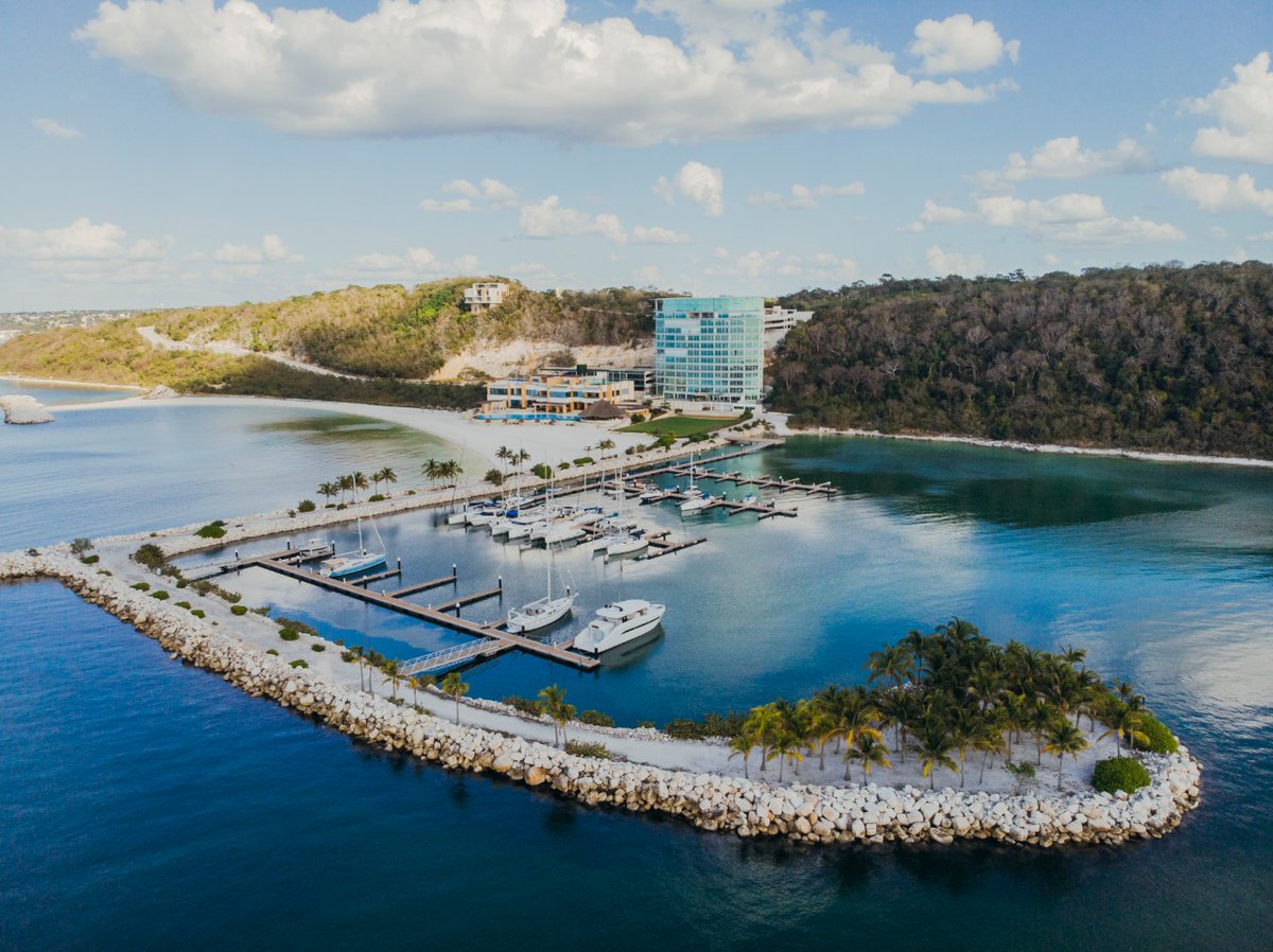 Today we bring you a project that will surprise you 🛥️ - The Marina we designed and built in the exclusive 💎 Campeche Country Club, in #Mexico.

This marina has capacity for 90 boats up to 80 feet in length and 60 jet skis ⚓️🌊