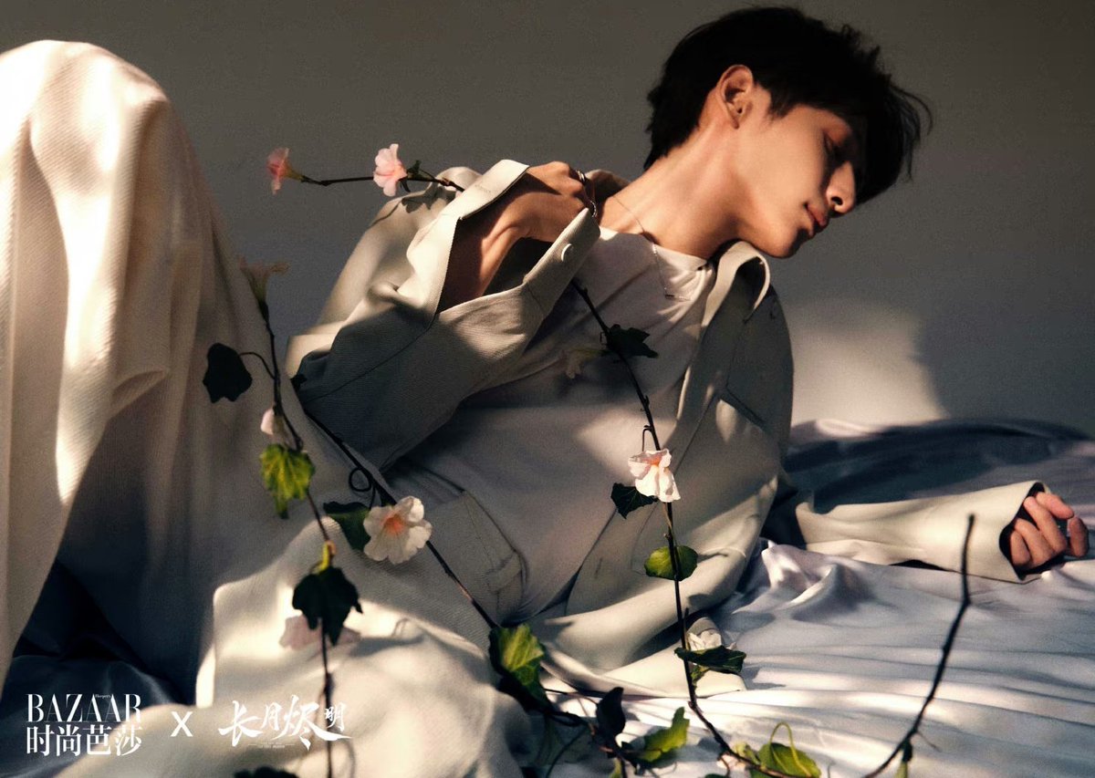 SMilkdrama's tweet photo. #StarsInChopard
#LuoYunxi wearing Chopard Ice Cube jewelry series
#TillTheEndOfTheMoon https://t.co/Hk1orJyUks