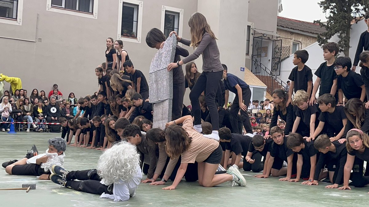 escolaguinardo's tweet photo. Cicle Superior hem gaudit de la jornada d’avui amb les famílies. Us desitgem una bona diada de Sant Jordi! @EscolesCoop @FTrams @consorciedubcn https://t.co/iEkWsnQVXX