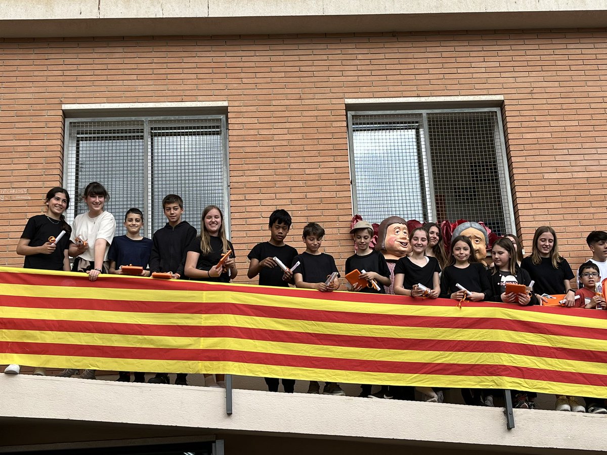 escolaguinardo's tweet photo. Cicle Superior hem gaudit de la jornada d’avui amb les famílies. Us desitgem una bona diada de Sant Jordi! @EscolesCoop @FTrams @consorciedubcn https://t.co/iEkWsnQVXX