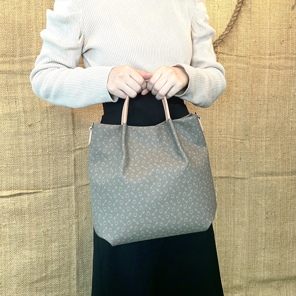 Whyharness's tweet photo. 【ABBY HARNESS】
ふっくらとしたシェイプが、女性らしさを演出するアビーハーネス。
長財布もペットボトルもしっかり収納。
ストラップも付ければ、斜め掛けもできちゃう便利バッグです。
https://t.co/JduAX0oUrI
#why #harness #2waybag #crossbodybag https://t.co/rDilFFd4tl