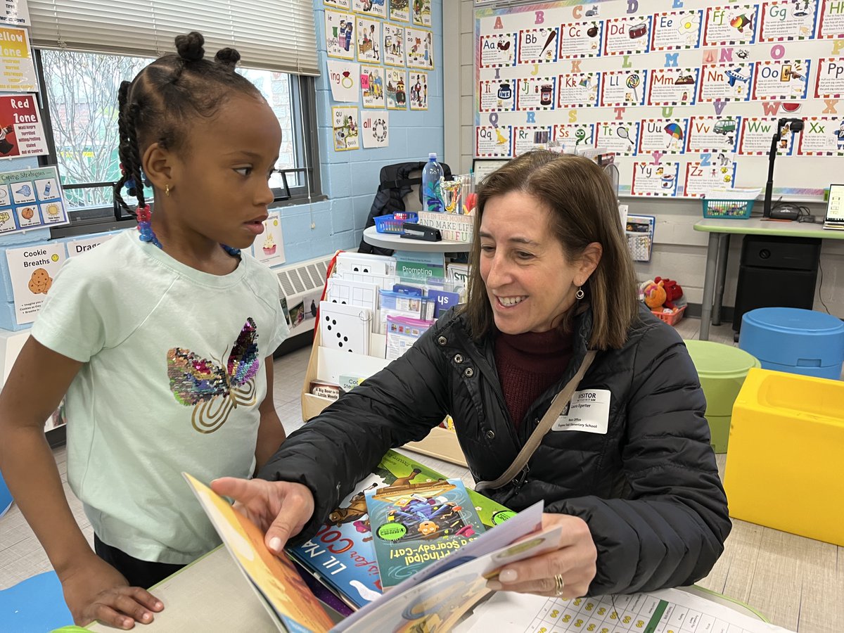 ccsd21field's tweet photo. @berniesbookbank  donated book bags to Field Elementary kindergarteners. The organization helps inspire Chicagoland children to explore new ideas, gain knowledge and strengthen reading skills. The students were excited to receive free books. #21Learns https://t.co/zub3QwMT0G