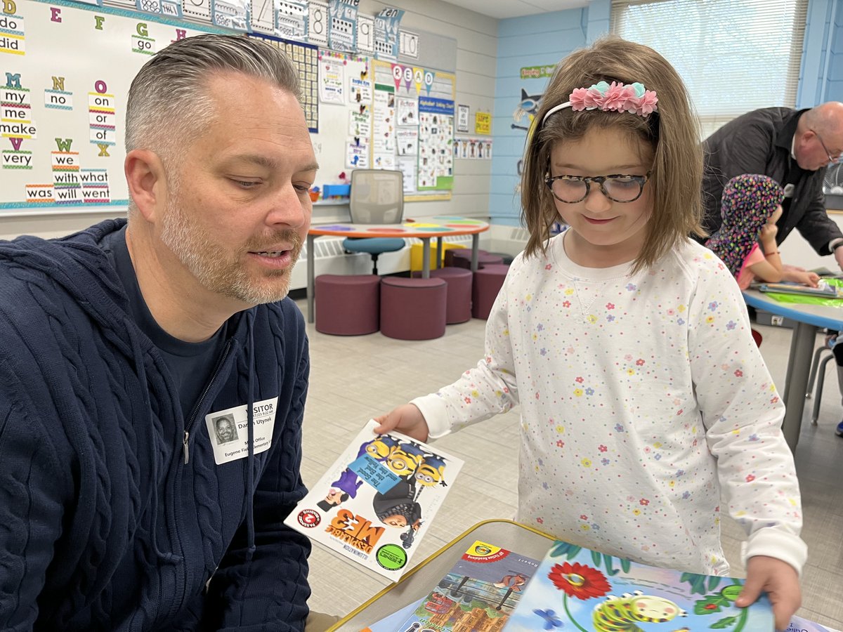 ccsd21field's tweet photo. @berniesbookbank  donated book bags to Field Elementary kindergarteners. The organization helps inspire Chicagoland children to explore new ideas, gain knowledge and strengthen reading skills. The students were excited to receive free books. #21Learns https://t.co/zub3QwMT0G