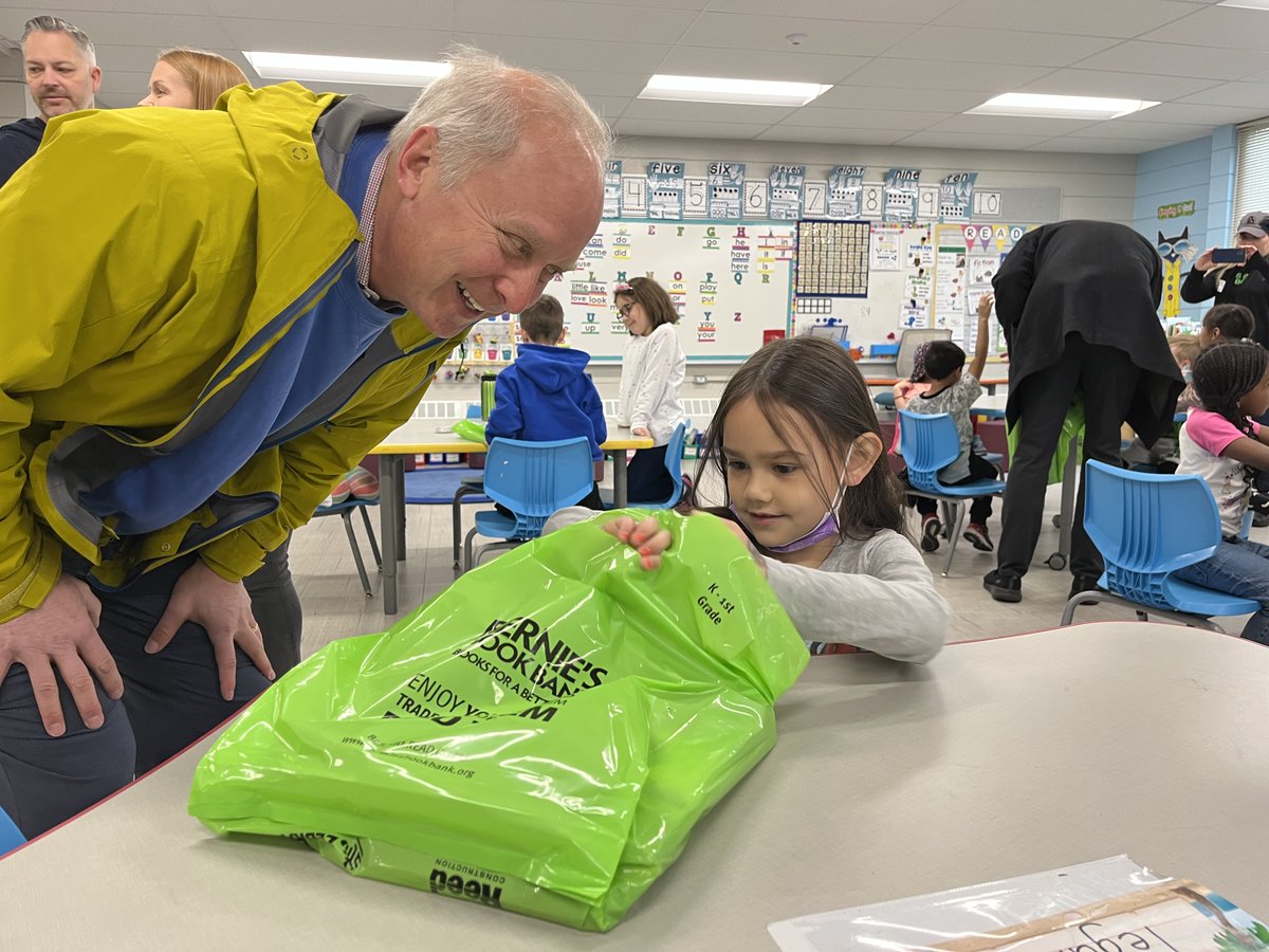 ccsd21field's tweet photo. @berniesbookbank  donated book bags to Field Elementary kindergarteners. The organization helps inspire Chicagoland children to explore new ideas, gain knowledge and strengthen reading skills. The students were excited to receive free books. #21Learns https://t.co/zub3QwMT0G