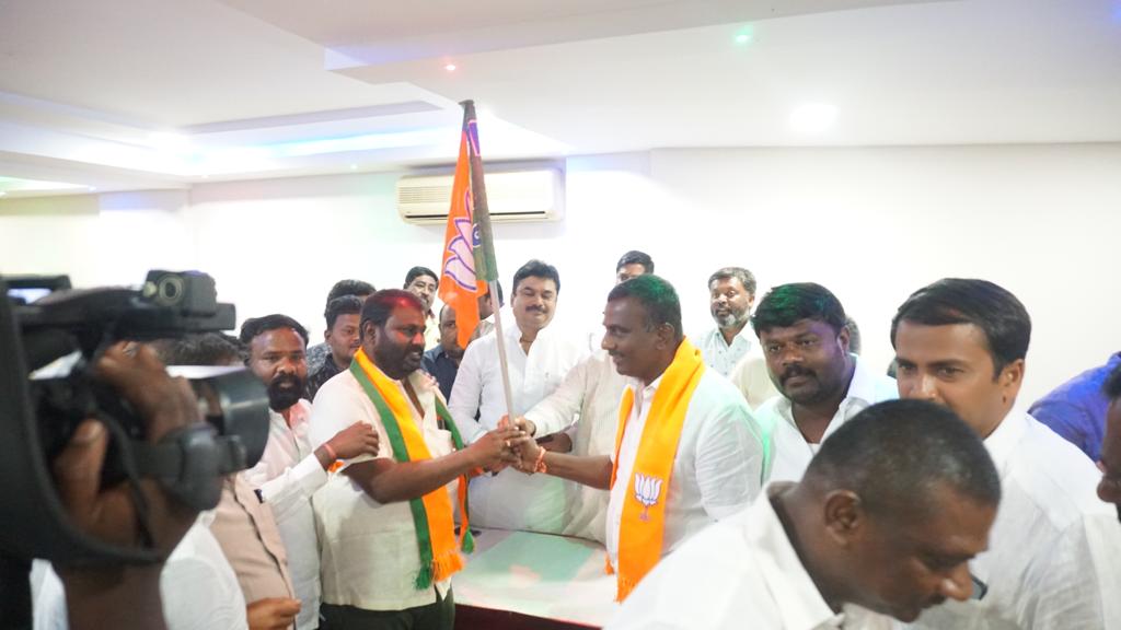 Csrinivas_BJP's tweet photo. ರಾಜ್ಯ ವಿಧಾನಸಭಾ ಚುನಾವಣೆಯ ಅಂಗವಾಗಿ ಇಂದು ಆನೇಕಲ್ ವಿಧಾನಸಭಾ ಕ್ಷೇತ್ರದ ಚುನಾವಣಾ ಪೂರ್ವಭಾವಿ ಸಭೆ ನಡೆಸಲಾಯಿತು. 
ಈ ವೇಳೆ ಪಕ್ಷದ ಮುಖಂಡರು ಹಾಗೂ ಕಾರ್ಯಕರ್ತರು ಉಪಸ್ಥಿತರಿದ್ದರು. 

#VoteBJP #BJPYeBharavase #KarnatakaAssemblyElections2023 #CSrinivas #AnekalBJP #Anekal #BJP4Karnataka #bjpkarnataka https://t.co/KjgeUpngiF