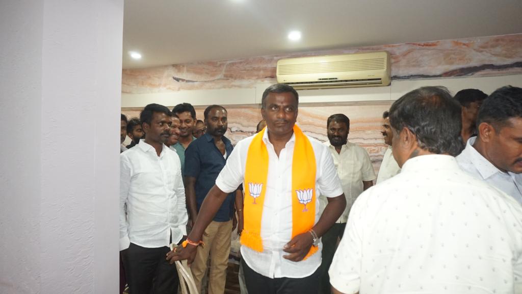 Csrinivas_BJP's tweet photo. ರಾಜ್ಯ ವಿಧಾನಸಭಾ ಚುನಾವಣೆಯ ಅಂಗವಾಗಿ ಇಂದು ಆನೇಕಲ್ ವಿಧಾನಸಭಾ ಕ್ಷೇತ್ರದ ಚುನಾವಣಾ ಪೂರ್ವಭಾವಿ ಸಭೆ ನಡೆಸಲಾಯಿತು. 
ಈ ವೇಳೆ ಪಕ್ಷದ ಮುಖಂಡರು ಹಾಗೂ ಕಾರ್ಯಕರ್ತರು ಉಪಸ್ಥಿತರಿದ್ದರು. 

#VoteBJP #BJPYeBharavase #KarnatakaAssemblyElections2023 #CSrinivas #AnekalBJP #Anekal #BJP4Karnataka #bjpkarnataka https://t.co/KjgeUpngiF
