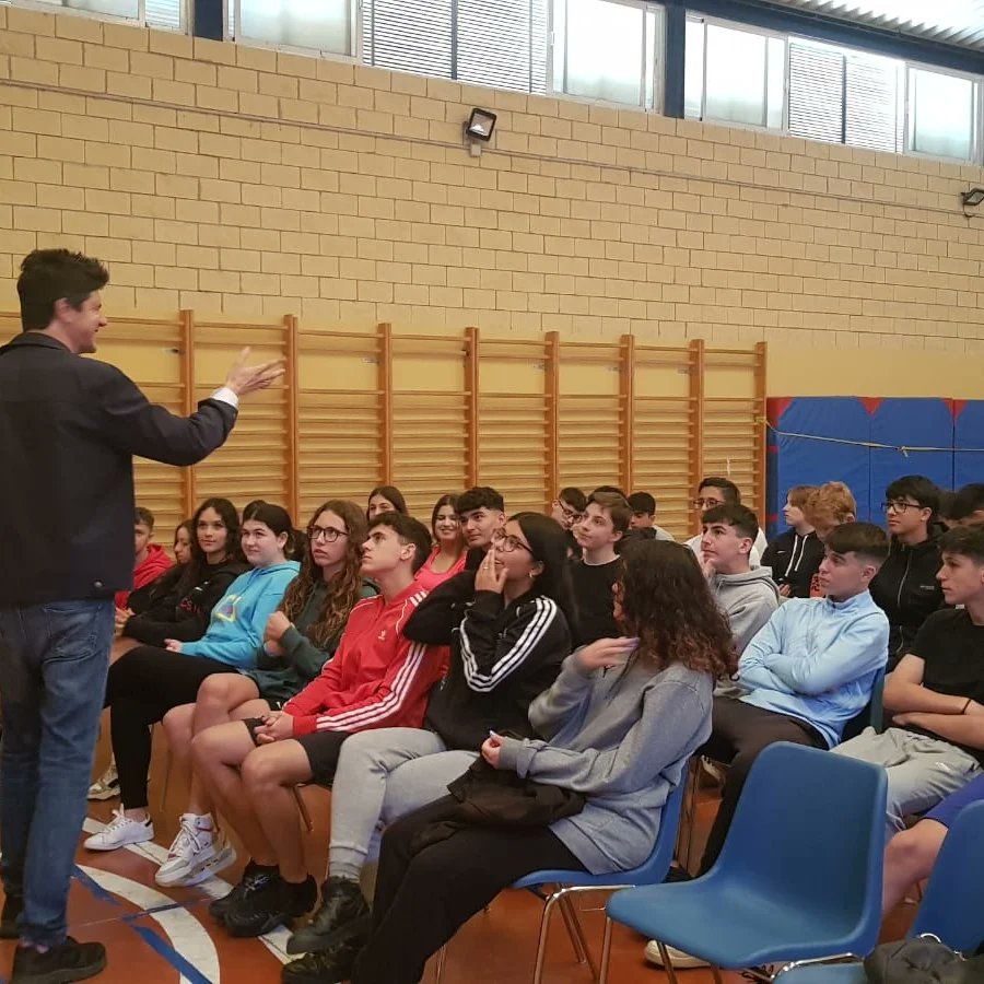 iestomashormigo's tweet photo. 📚📚 Para celebrar el Día Internacional del Libro, hoy hemos tenido con nosotros al poeta de Estepona Alejandro Simón Partal. El alumnado de 3° y 4° ha podido asistir a esta charla y recital poético organizado por el departamento de Lengua. ¡Gracias a Alejandro por su visita! https://t.co/jJWrtaHokB