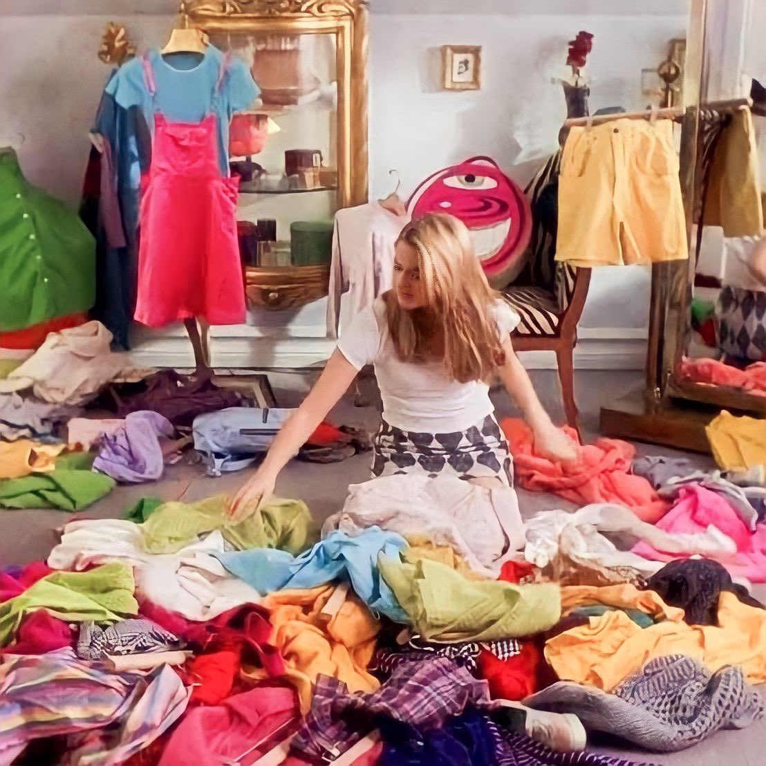 moe_blair_'s tweet photo. 女の子の「どうしよう服がまったくない！今日着る服がない！」はこれです。服は山ほどあります今の気分で着たい服がないってことなの。たくさんあるでしょ？なんて言わないで👗 https://t.co/xUCScTTuAA