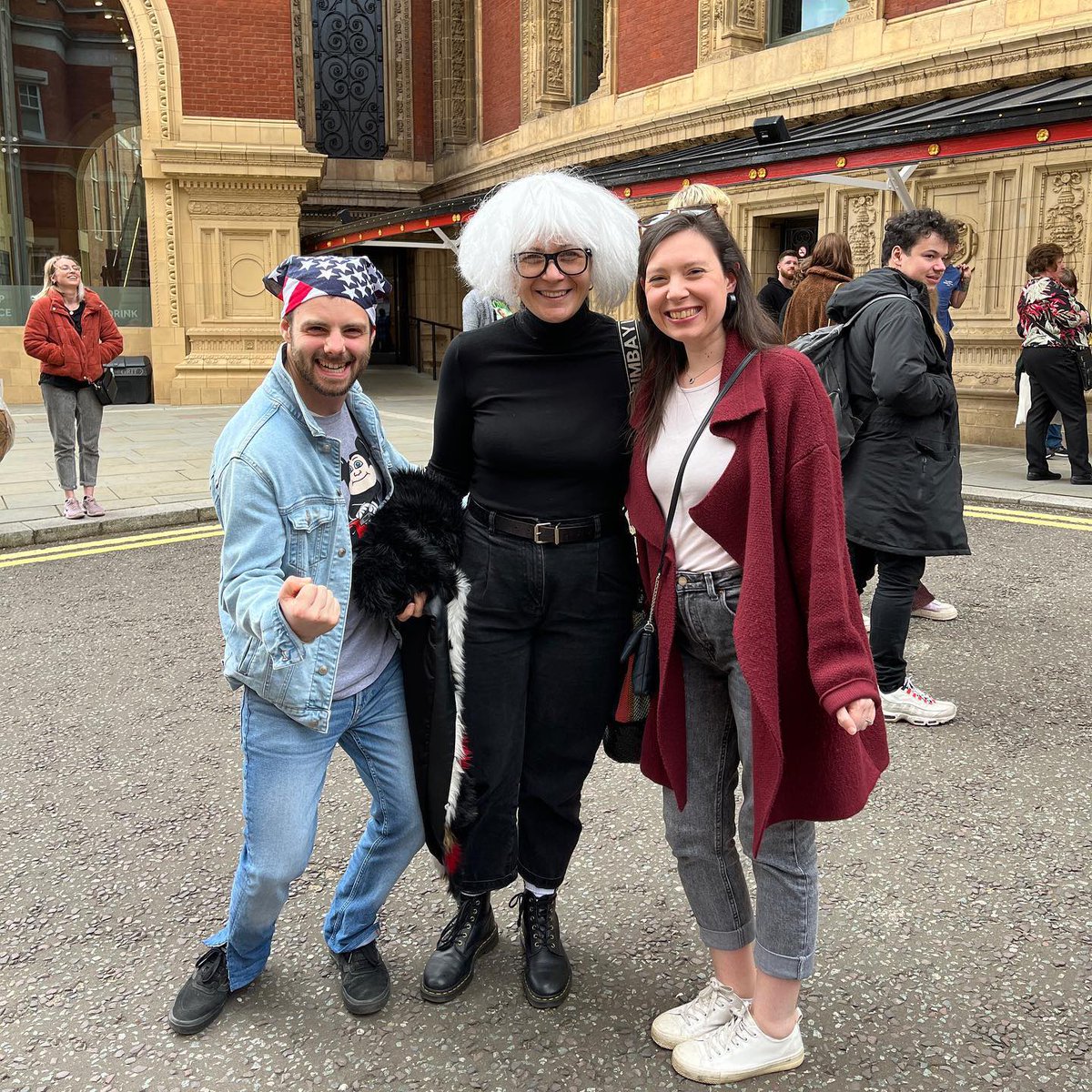 rebnoise's tweet photo. We sent some of the RN Gang to watch “The Gang” from @TheSunnyPodcast and they bumped into some amazing @alwayssunny cosplayers! 

Here are some of our favourites

Laura with some fantastic tributes to Frank’s alter ego Ongo Gablogian and “Rock, Flag and Eagle” Charlie.

(1/2) https://t.co/TRi2Ai8vE1