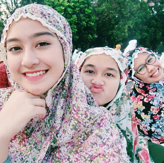 wan_wan1702's tweet photo. siap siap mene isuk story wa dibanjiri foto arek mukena an https://t.co/lr0wEq6jrA