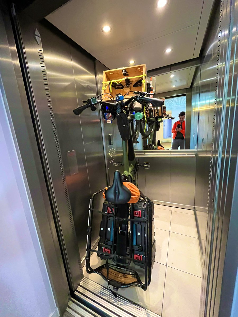 Vintagehandyman's tweet photo. Long life to long tails cargo bikes. This is why!

#versatile #topfloor #bennobikes @FullyChargedUK #longtails #cargobike #lift #neverleaveitalone @CargoRevolution @cargobikefest #selfstanding https://t.co/6O9iGL2K6s