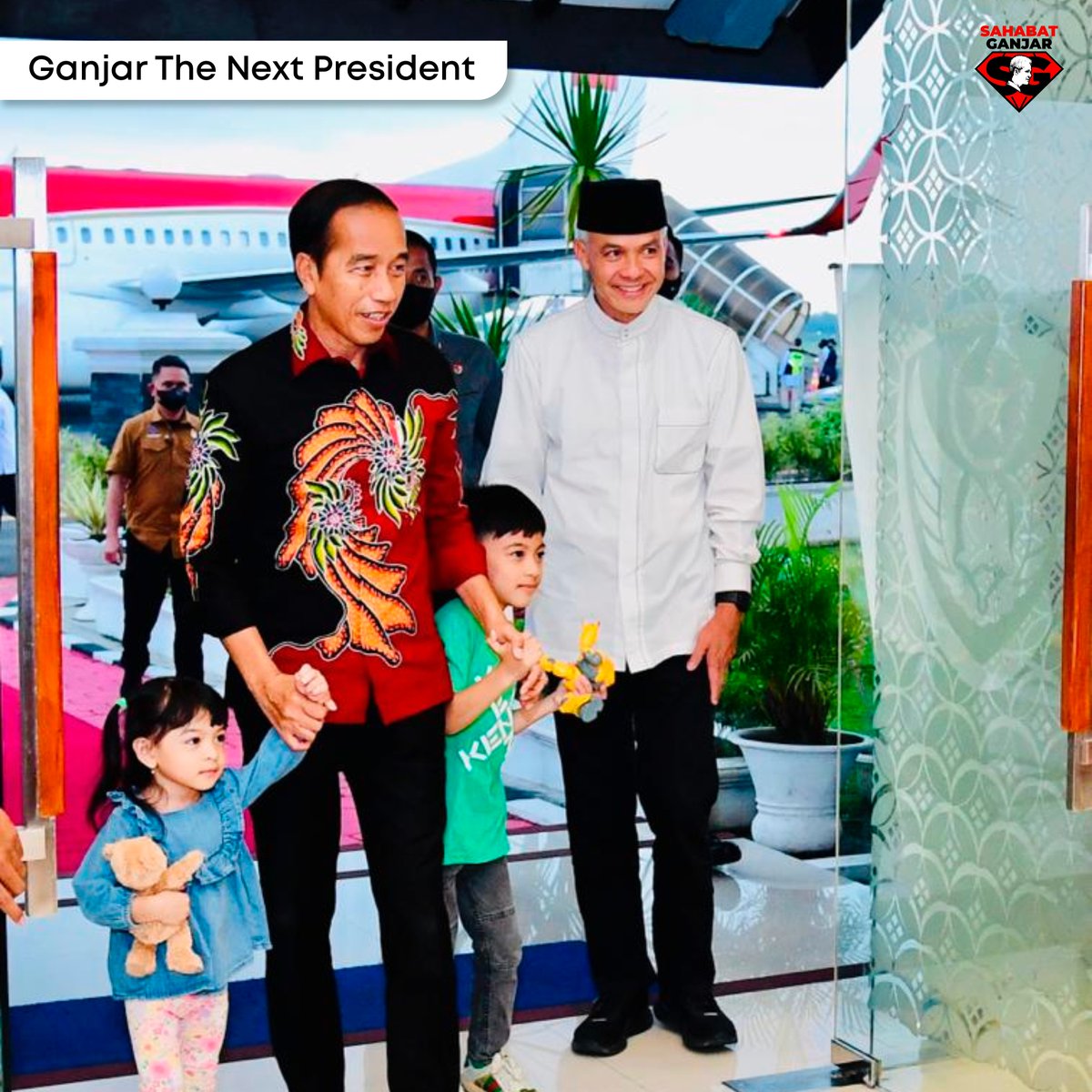 sahabatganjar's tweet photo. Banyak persamaan antara Ganjar dan Jokowi. Rendah hati, murah senyum, merakyat, dan suka blusukan.

Siang tadi Ketua Umum PDIP mengumumkan Ganjar Pranowo sebagai Calon Presiden Indonesia. https://t.co/hNv5gBRSsD
